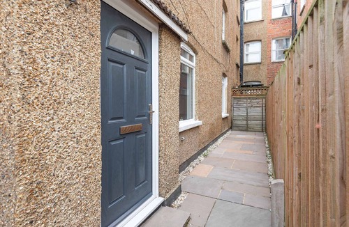 Graveney Apartment | Charming 1BDR Haven with Private Courtyard