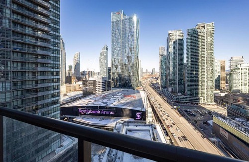 Downtown Toronto Apartment | Charming 1BR and Den in Downtown Toronto with Balcony