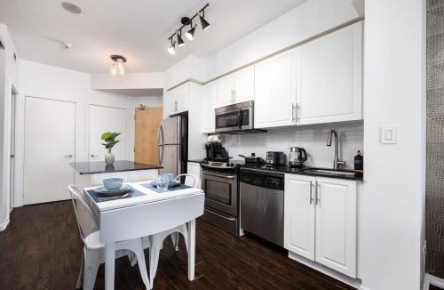 Downtown Toronto Apartment | Charming 1BR and Den in Downtown Toronto with Balcony