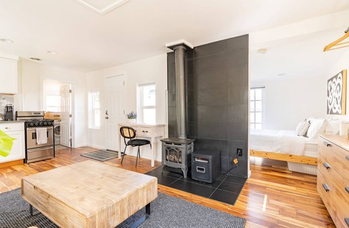 West Woodland Cottage | Charming 1BR Cottage in Ballard