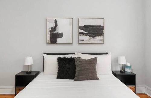 Chicago Apartment | Charming 1BR Unit Close to Vibrant Shops & Dining