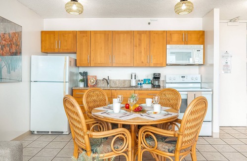 Waikiki Condo | Charming 1BR: Waikiki Banyan, Ocean View + Parking!