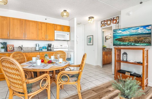 Waikiki Condo | Charming 1BR: Waikiki Banyan, Ocean View + Parking!
