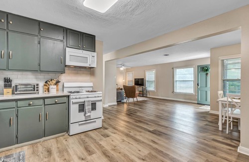 College Station House | Charming 2/1 Cottage-Style House Near Texas A&M, Recently Updated