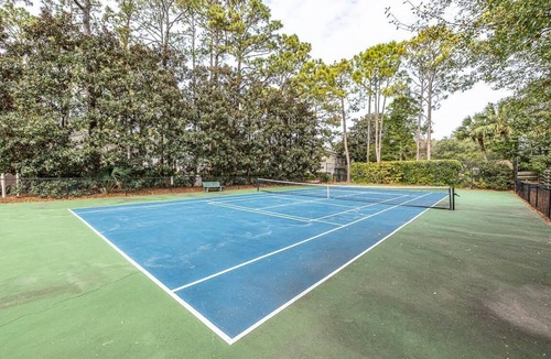 Saint Simons Heights Condo | Charming 2/2 condo close to the beach and shopping! WiFi, fitness, tennis,pool.