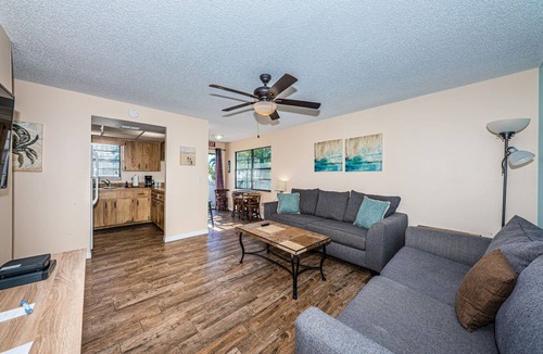 Indian Rocks Beach Apartment | Charming 2 bedroom beach Apt walk to the beach