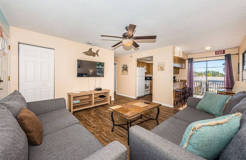 Indian Rocks Beach Apartment | Charming 2 bedroom beach Apt walk to the beach