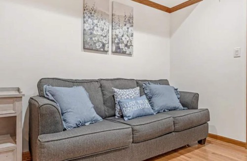 Market East Apartment | Charming 2 BD 2 BATH Apartment in Chinatown