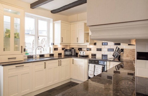 Tewkesbury House | Charming 2 BD House in Tewkesbury Centre