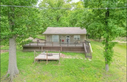 Versailles House | Charming 2-bd house with lake views &ride right to both loop 2 and loto sxs park