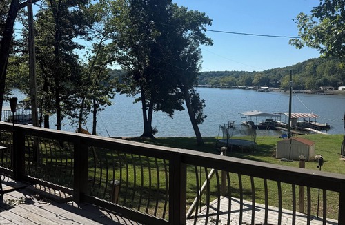 Versailles House | Charming 2-bd house with lake views &ride right to both loop 2 and loto sxs park