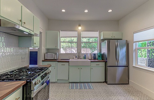 MLK House | Charming 2 BDR for 4, Close to Downtown Austin!