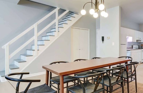 Center City East Apartment | Charming 2 BDR With King Bed in Washington Square