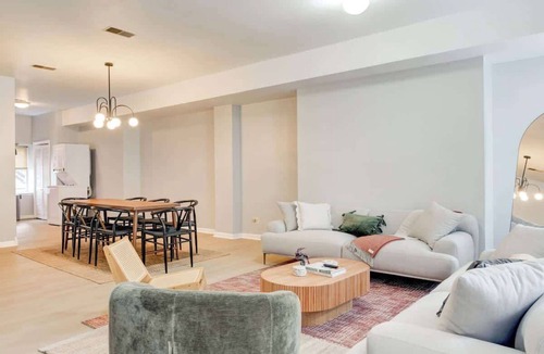 Center City East Apartment | Charming 2 BDR With King Bed in Washington Square