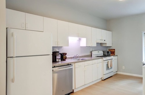 Center City East Apartment | Charming 2 BDR With King Bed in Washington Square