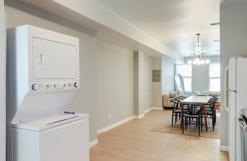 Center City East Apartment | Charming 2 BDR With King Bed in Washington Square