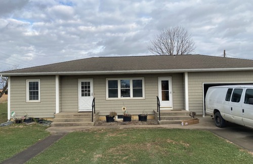 El Dorado Springs House | Charming 2-bedroom modern farmhouse with AC, High Speed Internet. Pet friendly