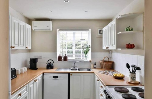 Beverston House | Charming 2 Bed/1 Bath in Beverston Castle