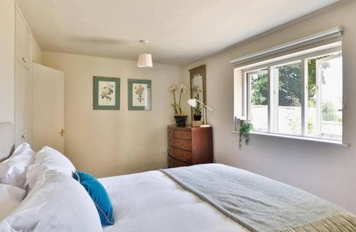 Beverston House | Charming 2 Bed/1 Bath in Beverston Castle