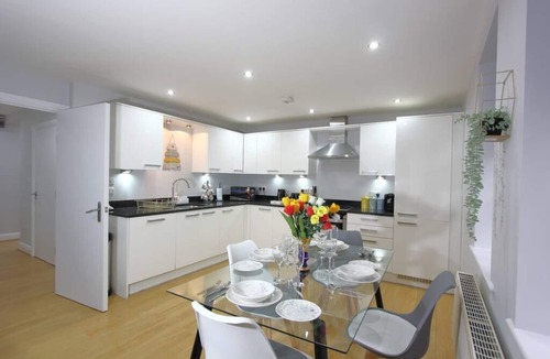 Reading City Centre Apartment | Charming 2 Bed 2 Bath Flat & Parking by CozyNest