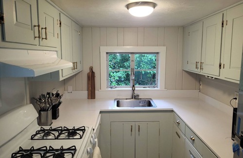 Cedar Bushes House | Charming 2 bed 2 bath cottage. sleeps 6. Beach, 7 min walk. WiFi, AC in Plymouth