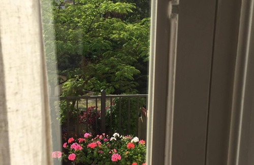 Quillan House | Charming 2 bed 2 bathroom house, secluded garden, sunny terrace, parking, wifi.