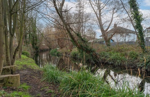 Wandle Valley Apartment | Charming 2-Bed Apartment in Hackbridge