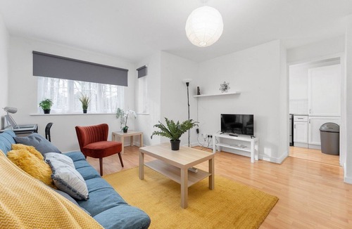 Wandle Valley Apartment | Charming 2-Bed Apartment in Hackbridge