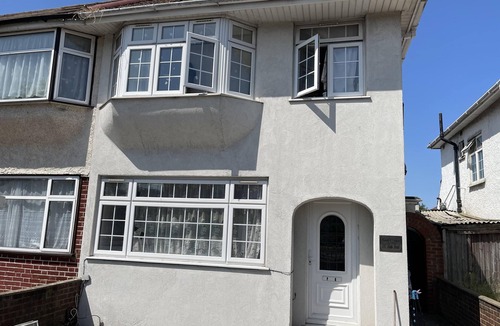 Heathrow Villages Apartment | Charming 2-bed Apartment in Heathrow First Floor