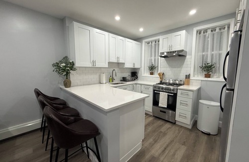 Communipaw Apartment | Charming 2-bed Apt.Short Walk to Liberty State Park and Train! 20 Min to NYC