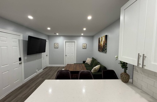 Communipaw Apartment | Charming 2-bed Apt.Short Walk to Liberty State Park and Train! 20 Min to NYC