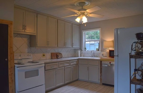 Waxahachie House | Charming 2-Bed Bluebonnet Bungalow in Historic Waxahachie