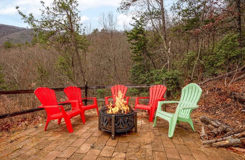 Smoky Mountains Cabin | Charming 2-Bed Cabin with Mountain Views!