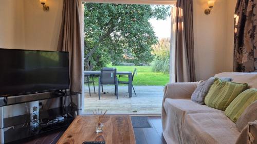 Iver House | Charming 2-Bed Cottage near Pinewood Studios