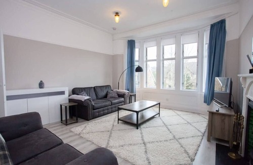 Giffnock Apartment | Charming 2 Bed Flat in Giffnock