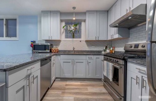 Douglas Condo | Charming 2-bed Garden condo in beautiful Chicago + WiFi, AC, & private parking