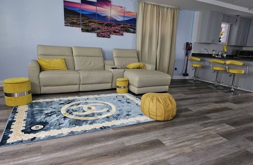 Douglas Condo | Charming 2-bed Garden condo in beautiful Chicago + WiFi, AC, & private parking