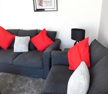 Crosslee House | Charming 2 bed house Perfect base for sightseeing