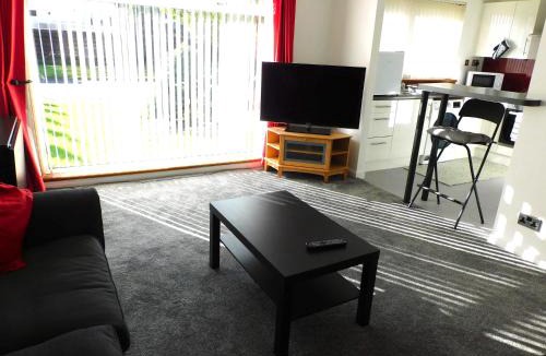 Crosslee House | Charming 2 bed house Perfect base for sightseeing