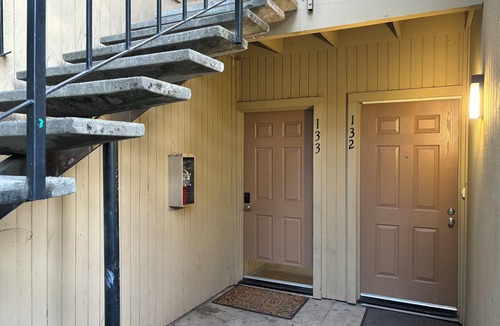 North Highlands Condo | Charming 2-bedroom condo with AC and WiFi in lovely North Highlands