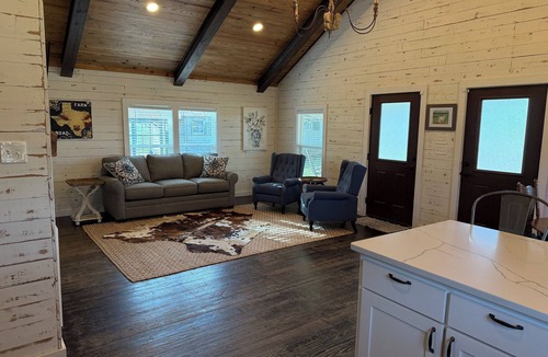 Sulphur Springs Other | Charming 2-bedroom farmhouse in awesome Sulphur Springs, Texas