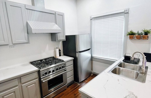 Del Mar House | Charming 2 Bedroom House & Rear Apt 1/1 with CC Bay View!