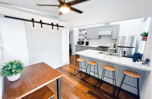 Del Mar House | Charming 2 Bedroom House & Rear Apt 1/1 with CC Bay View!