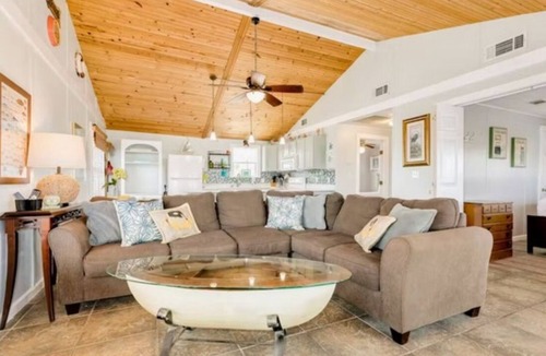 Jamaica Beach House | Charming 2-bedroom cottage on the canal in Jamaica Beach.