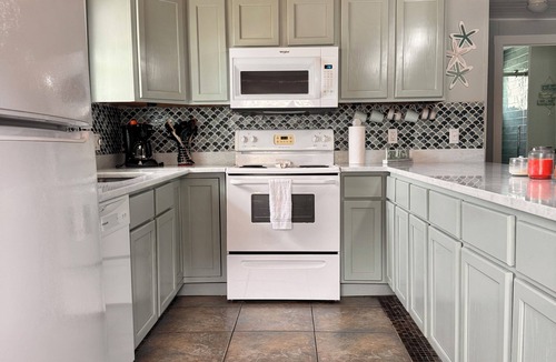 Jamaica Beach House | Charming 2-bedroom cottage on the canal in Jamaica Beach.