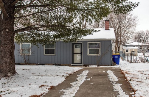 North Liberty House | Charming 2-bedroom house freshly renovated in beautiful North Liberty