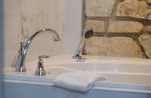 Oklahoma City House | Charming 2-bedroom country house in cool Oklahoma City with AC