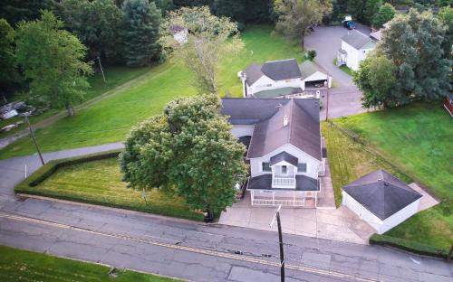 Carbondale Apartment | Charming 2-Bedroom, 1-Bath Getaway