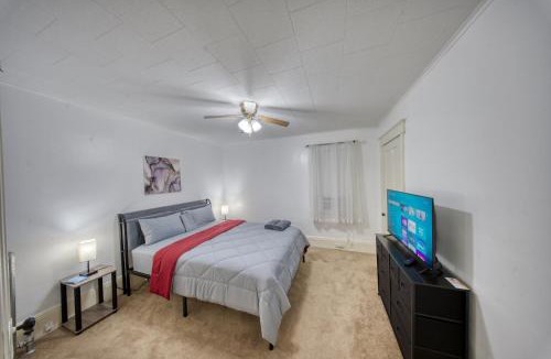 Carbondale Apartment | Charming 2-Bedroom, 1-Bath Getaway