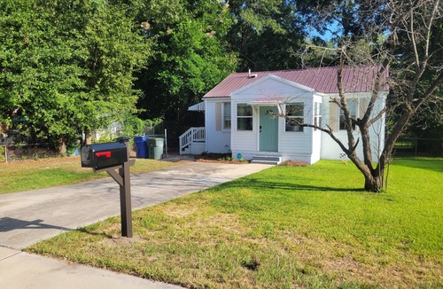 Columbia House | Charming 2-Bedroom, 1-Bath bungalow
